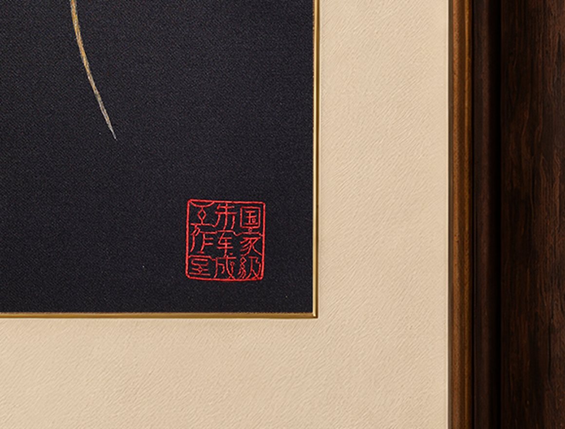 丝面上绣制的印鉴与签名特写。